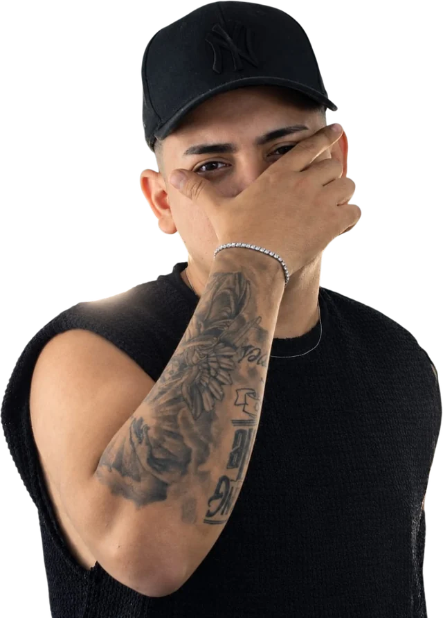 Edgar Hernán con gorra negra, tapándose parte del rostro con la mano