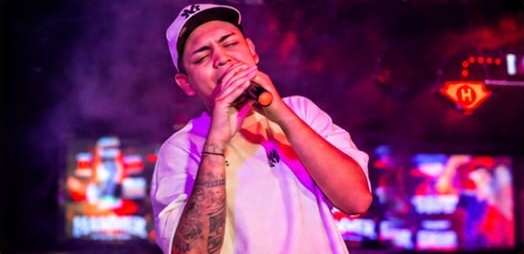 Edgar Hernán cantando en vivo con luces de escenario